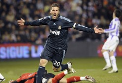 开云体育中国官网-C罗逆转战胜强敌世界杯小组赛，c罗逆转的比赛